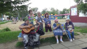 Есть бабушки, которые на лавочках сидят!