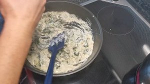 Лакс в сливочном соусе со шпинатом и рисом.