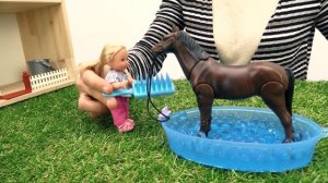 Кукла Штеффи идет кататься на лошади. Видео для девочек