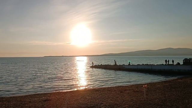 Прогулка по набережной в Геленжджике, уличный музыкант играет на саксофоне смотреть онлайн