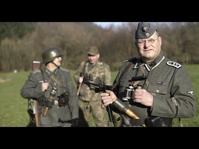 "Франц сидел в доме, курил. От увиденного губы у него тряслись так, что сигарета выпадала и гасла." смотреть онлайн