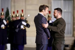 Зеленский и Макрон обсудили усиление военной помощи Украине | новости сегодня