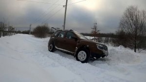 Рено Дастер буксует в снегу.mp4