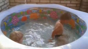 Дети купаются в надувном бассейне. Умные и веселые дети. Детский бассейн. Детский. Видео для детей.