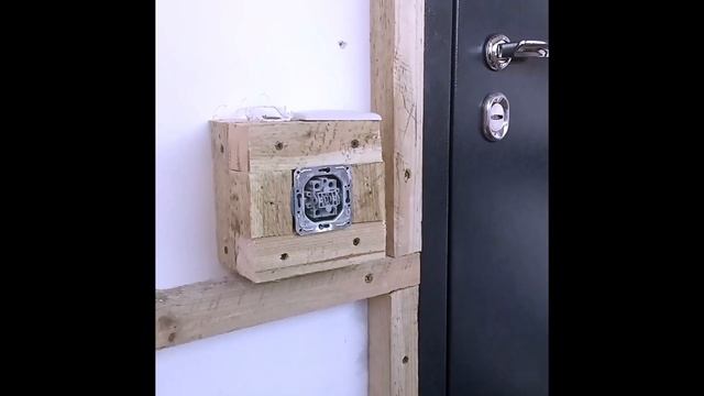Установка внешних выключателя и светильника при утеплении дома в уровень с облицовкой