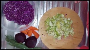 Салат с краснокочанной капустой. Очень вкусно и быстро.