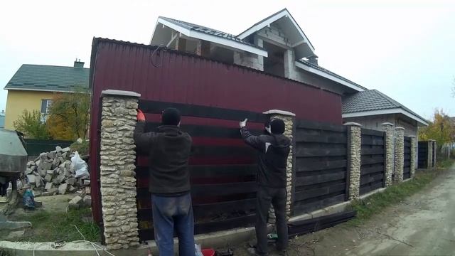 Как сделать забор из дикого камня и доски (продолжение) смотреть онлайн