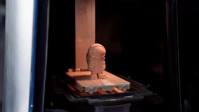 Самый быстрый в мире полимерный 3D принтер с функцией сверху вниз