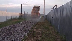 Отсыпка дороги вторичным щебнем с борта