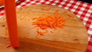 Многофункциональная терка-овощерезка со сменными насадками из нержавеющей стали и плододержатель.