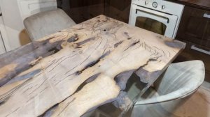 Стол из эпоксидной смолы и дерева