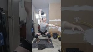 Приседания с гирей над головой в правой руке