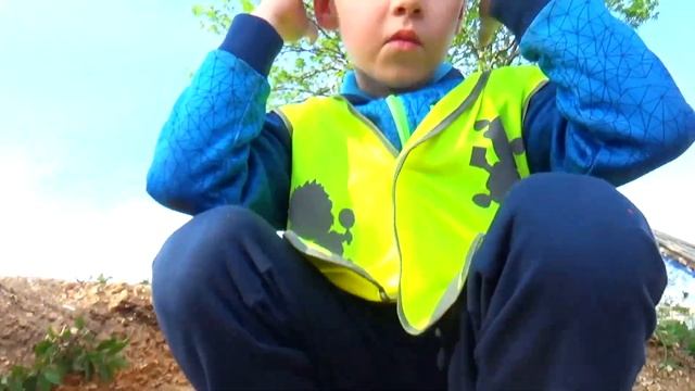 Алекс и игрушечный Трактор JCB BRUDER на больших колесах и помогает Большим Экскаватором смотреть онлайн