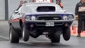 Dodge Challenger встал на 2 колеса