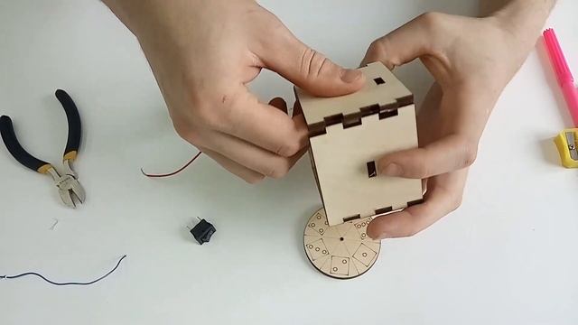 Электронный кубик для игры-бродилки - Инженерка