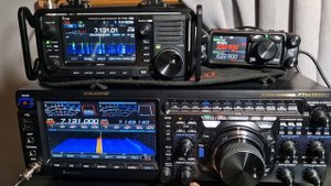 YAESU FTDX101 with ICOM IC-705