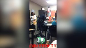 Un policier se bat contre un lycéen en classe