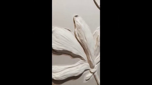 Большая картина с объемными цветами из гипса.