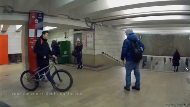 Велосипед в метро, требуют чехол // 2017 смотреть онлайн
