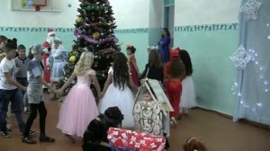 Дети поют Маленькой ёлочке холодно зимой