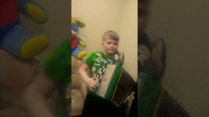 Пацан играет на баяне и поёт частушки 😂😁😀😄😅