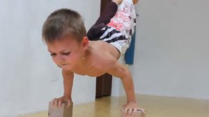 мальчику 5 лет, а он такой качёк!!!!!!!