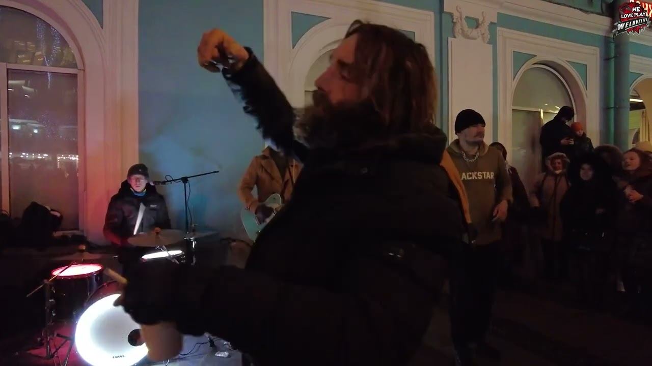 Девушки и парни танцуют под кавер «Кукла Колдуна» КиШ в исполнении уличных музыкантов смотреть онлайн