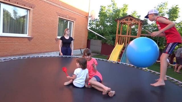VLOG Перенесли свой батут во двор. Приехали моя сестра с Макаром и Настя с Лимоном смотреть онлайн
