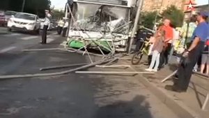 Автобус снес остановку в Москве
