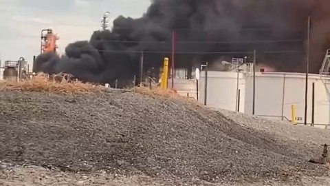 В Орегоне (США) горит крупный нефтеперерабатывающий завод