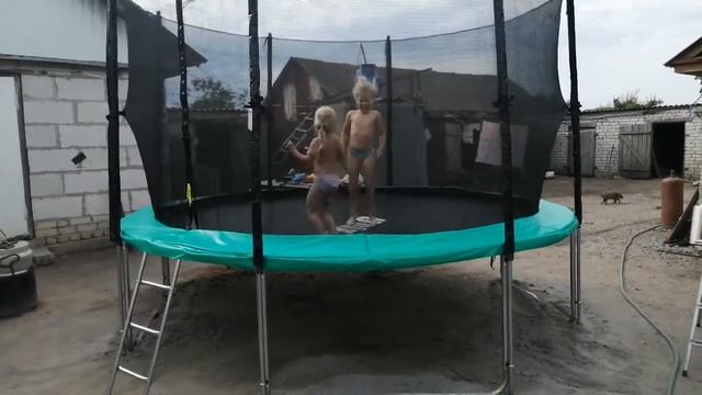 Дети тестируют батут Unix Line Classic 12ft смотреть онлайн