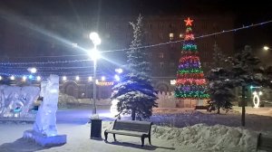 Магнитогорск, утренний Гортеатр с иллюминацией и огоньками, площадь и сквер Победы (24.01.2022)