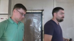 Как не просверлить кабель в стене вешая полочку или картину. Простое правило.