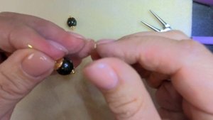 Как сделать серьги своими руками. Серьги из змеевика.mp4