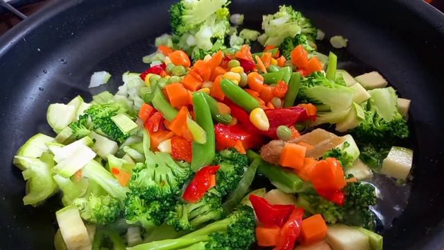 ПОЛЕЗНЫЙ ЗАВТРАК.ОМЛЕТ С ОВОЩАМИ.БЫСТРО И ВКУСНО