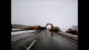 2 Komatsu вытаскивают фуру
