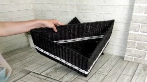 Черная треугольная корзина с белой стрекозой с крышкой из бумажной лозы