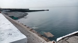 Адлер. Пляж Парус у ЖД вокзала. 1 марта 2024 года. Один участок зимний супер шторм сильно размыл.