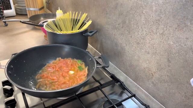 Готовим пасту с помидорами смотреть онлайн
