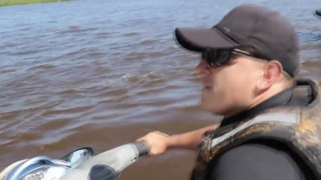 В районе Благовещенска преследовали мужчину на гидроцикле смотреть онлайн