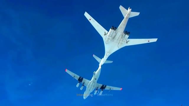 Elegante e mortal bombardeiro Tu-160 Blackjack em decolagem, lançamento de bombas e pouso смотреть онлайн