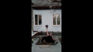 Усложненное упражнение лечь и встать гиря 32 кг.
