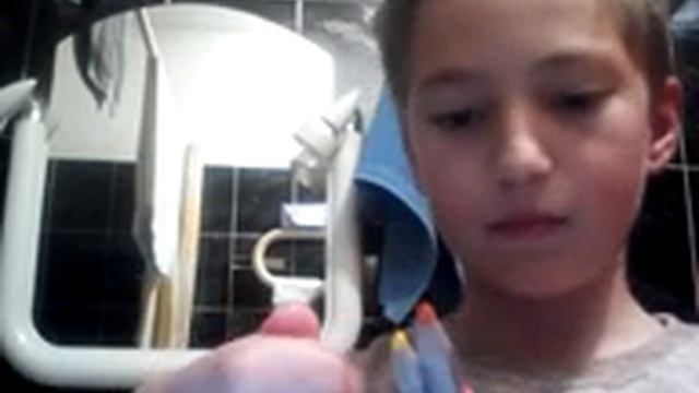 D.I.Y как сделать арбалет из карандашей и ризинак смотреть онлайн