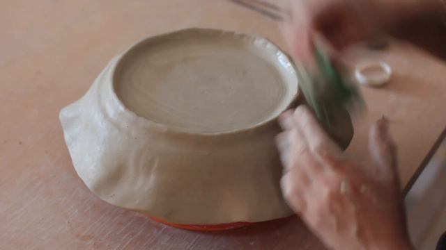 Основы лепки из глины. Лепка тарелки и доски. Мастер-класс для новичков по керамике. Урок 2