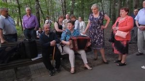 ОЧАРОВАТЕЛЬНАЯ ЖЕНЩИНА ИГРАЕТ НА ГАРМОШКЕ