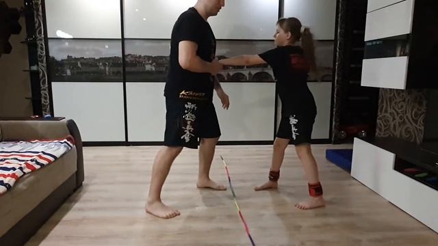 Как правильно научиться атаковать двойкой прямых ударов руками в боевой стойке в Каратэ Кекусинкай. смотреть онлайн