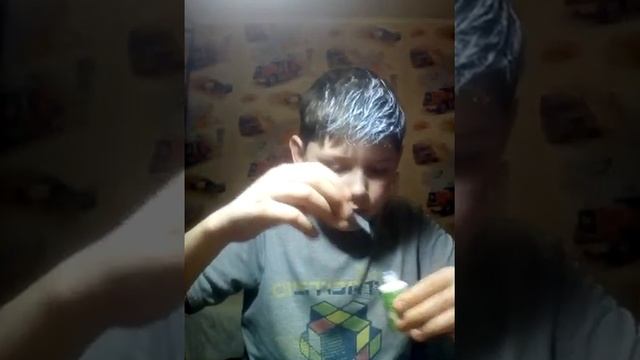 Покрасил волосы в белый цвет замазкой смотреть онлайн