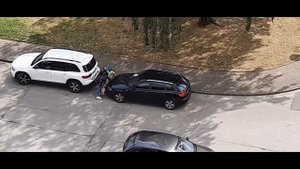 Забавное видео, дети играют и прыгают по машине!