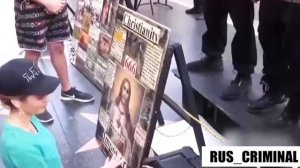 Белые американцы целуют ботинки