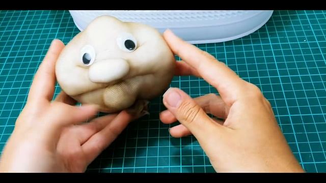 Кукла из бросового материала. Делаем бабушку в чулочной технике.